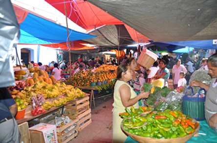 Etales de fruits et légumes sur le marché de Tlacolula, Oaxaca, Mexique