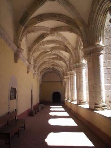 Couloir autour du patio de l’ex-couvent de Cuilápam, Oaxaca, Mexique
