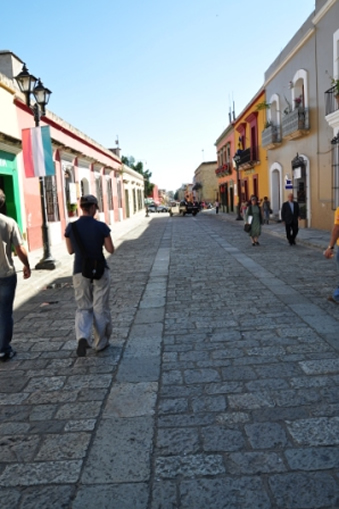 La rue d’Alcala de Oaxaca de Juarez sous le soleil, Mexique