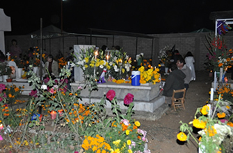 Nuit fraîche au cimetière de Xoxocotlán pour la fête du jour des Morts, Oaxaca, Mexique