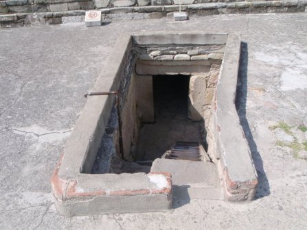 Entrée d’une des tombes du groupe des colonnes de Mitla, Oaxaca, Mexique