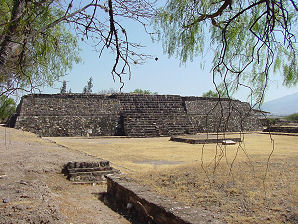 Patio, autel et pyramide du monticule 195 de Lambityeco, Oaxaca Mexique