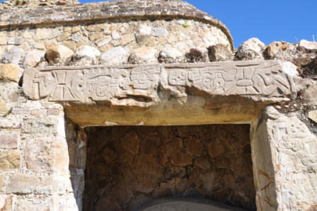 La chapelle et son linteau gravé de Monte Alban, Oaxaca, Mexique