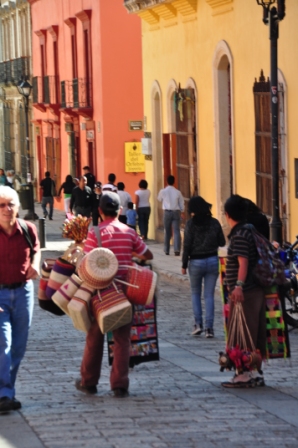 La rue piétonne colorée d’Alcala à Oaxaca de Juarez, Mexique