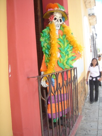 La rue d’Alcala de Oaxaca pendant la fête du jour des morts. Mexique
