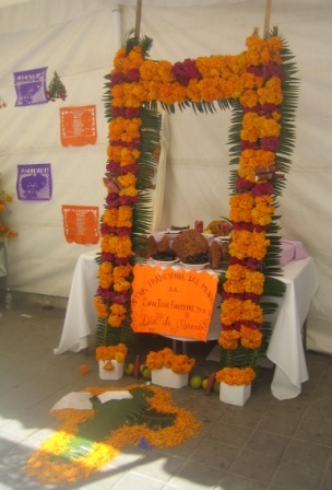Autel des morts réalisé sur le Zocalo de Oaxaca, Mexique