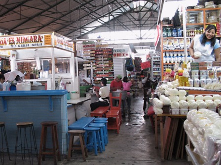 Postes de vente de quesillo et restaurants du marché du 20 novembre de Oaxaca, Mexique