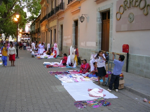 Vendeurs instalés devant la poste de Oaxaca de Juarez, Mexique