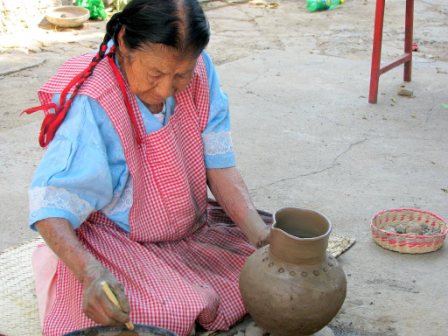 Le travail de la poterie noire par Doña Reyes de San Bartolo Coyotepec, Oaxaca, Mexique 