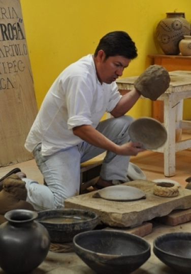 Travail de la céramique noire dans l’atelier de la famille Rosa de San Bartolo Coyotepec, Oaxaca, Mexique