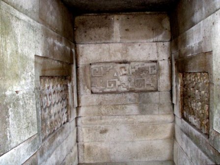 Intérieur d’une des tombes du groupe des colonnes de Mitla, Oaxaca