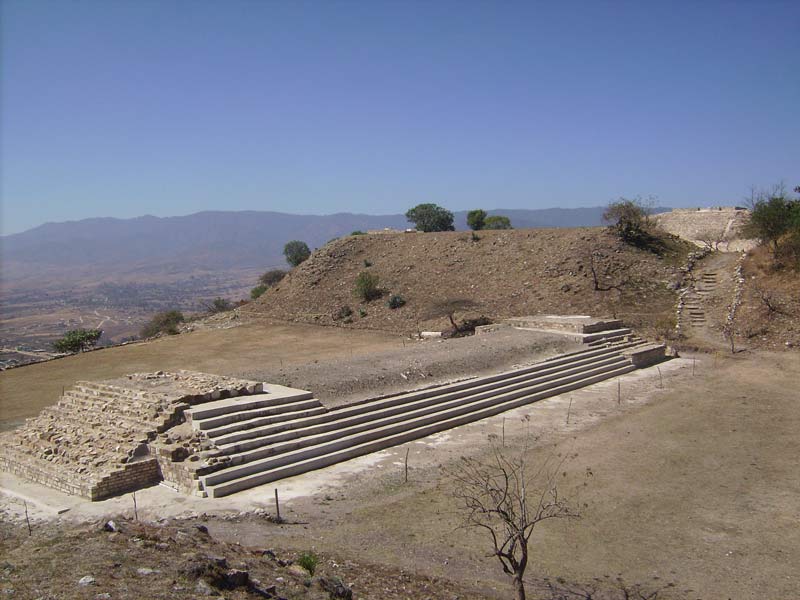 Avant dernière terrasse avant le sommet du site archéologique Zapotèque de la période Classique d’Atzompa, Oaxaca, Mexique
