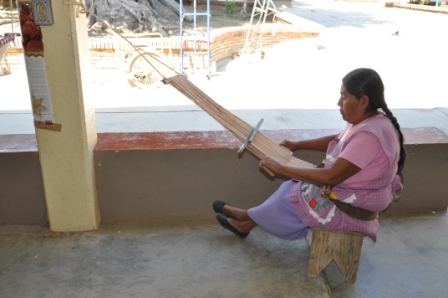 femme de Jalieza travaillant au métier à tisser ceinture. Oaxaca, Mexique