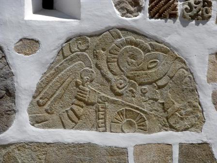 Pierre gravée prehispanique reutilisée dans la construction de l’église de Teotitlán Del Valle, Oaxaca, Mexique