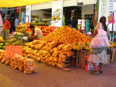 Etalage de fruits sur le marché de Tlacolula, Oaxaca, Mexique