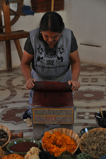 Préparation de différentes teintes naturelles de textile pour les tapis de Teotitlán Del Valle (Atelier El Encanto), Oaxaca, Mexique