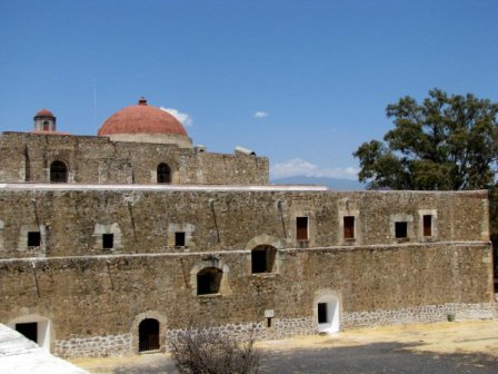 Partie arrière de l’ex-couvent de Cuilápam, Photographie prise depuis la terrasse de Cuilápam, Oaxaca, Mexique