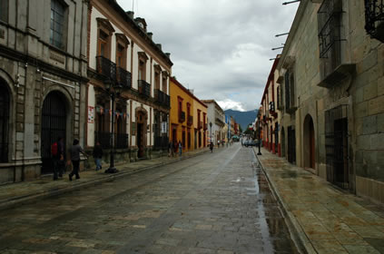 La rue d’Alcala sous la pluie, Oaxaca, Mexique