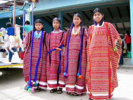 Costume typique de la tribu Triqui, Oaxaca, Mexique