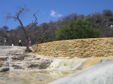 Mur de contention de la piscine principale de Hierve el Agua, Mexique