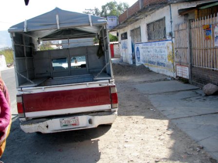 Taxi collectif assurant la liaison de Mitla à Hierve el Agua, Oaxaca, Mexique