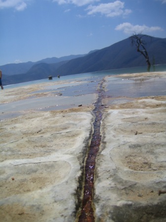 Sillon formé par l’ecoulement de l’eau de Hierve el Agua, Oaxaca, Mexique