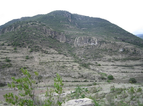 Le paysage de Mitla qui renferme de nombreuses grottes occupées pendant la période archaïque