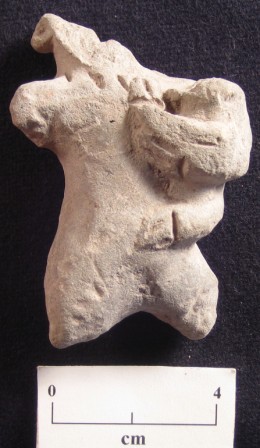 Photographie réalisée en laboratoire d’une figurine Zapotèque de phase Pe portant un enfant