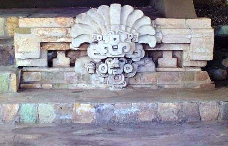Stuc du site de Lambityeco représentant le dieu de la pluie Zapotèque, Cocijo