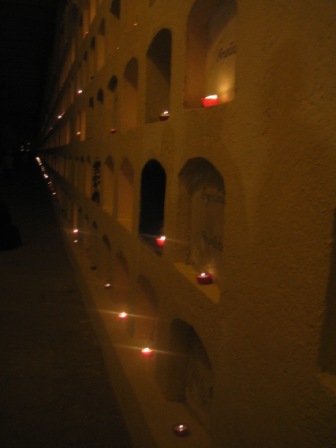 Bougies du cimetière général de Oaxaca de Juarez pour la fête du jour des Morts, Mexique