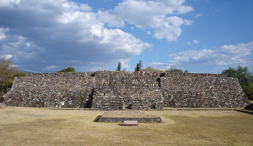 Patio, autel et pyramide du monticule 195 de Lambityeco, Oaxaca Mexique
