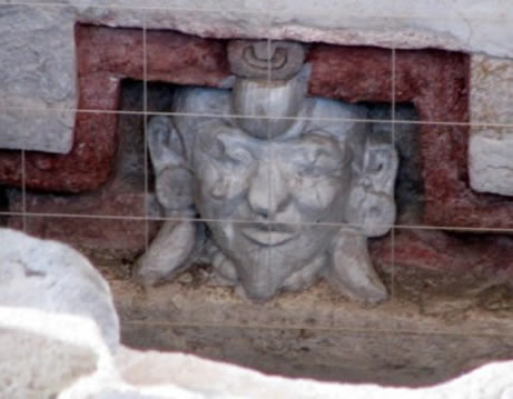 Visage de stuc representé sur la tombe 6 de Lambityeco, Oaxaca, Mexique