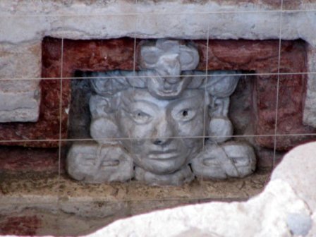 Figure en stuc représentant les ancêtres sur la tombe 6 du monticule 195 de Lambityeco