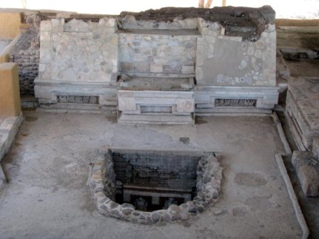 La tombe 6 et l’autel dédiés aux ancêtres de la structure 195 de Lambityeco, Oaxaca, Mexique