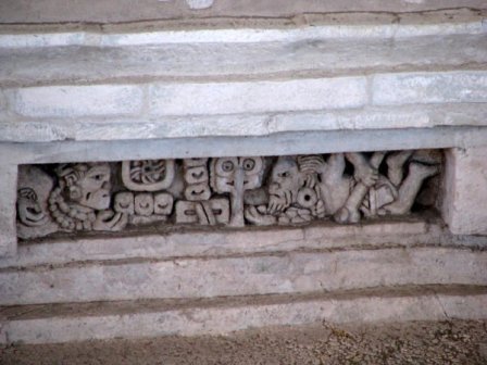 Représentation des ancêtres sur l’autel de la structure 195 de Lambityeco, Oaxaca, Mexique