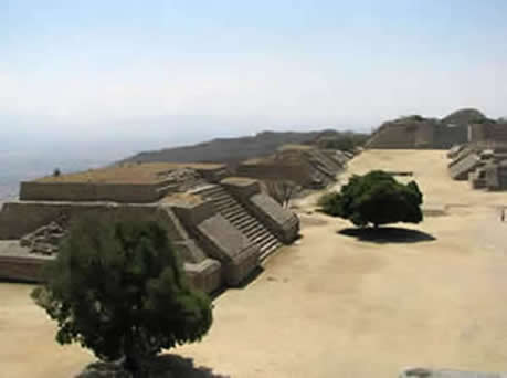 La place principale de Monte Alban pendant la saison sèche, Oaxaca, Mexique