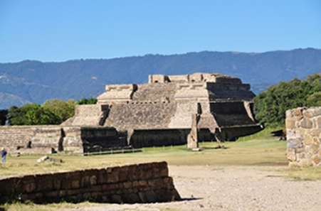 La place principale de Monte Albán, la capitale des Zapotèques