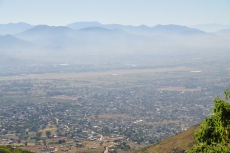 Panorama de Oaxaca depuis le site archéologique de Monte Alban, Oaxaca, Mexique
