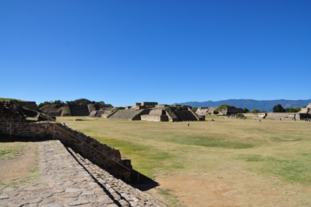 La place principale de Monte Alban, Oaxaca, Mexique