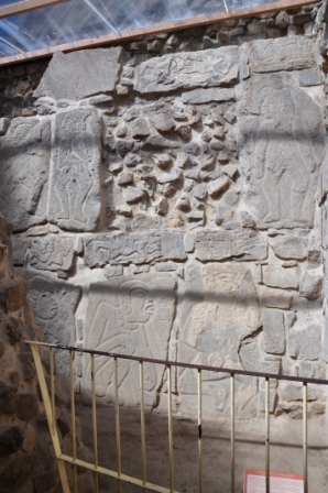 Danzantes sur leur mur d’origine sous l’édifice L de Monte Alban, Oaxaca, Mexique