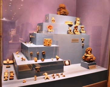 Classification des figurines Zapotèques au musée de Monte Alban, Oaxaca, Mexique