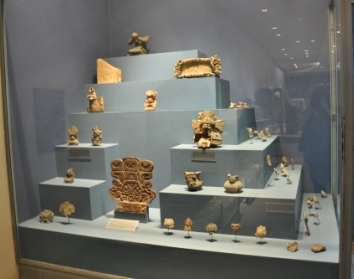 Classification d’urnes et de figurines Zapotèques au musée de Monte Alban, Oaxaca, Mexique