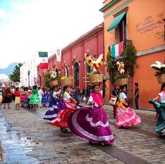 Calenda dans la rue piétonne d’Alcala de Oaxaca, Mexique