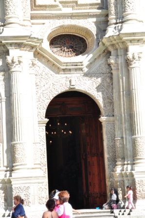 Façade de la cathédrale de Oaxaca, Mexique. Porte latérale