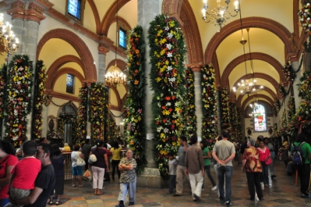 Intérieur de la cathédrale de Oaxaca, Mexique, décoré pour la fête du Seigneur de la foudre, fin Octobre