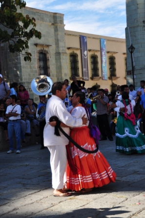 Danse sur le parvis de la cathédrale de Oaxaca pour la fête du Seigneur de la Foudre, fin octobre