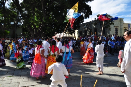Danse sur le parvis de la cathédrale de Oaxaca pour la fête du Seigneur de la Foudre, fin octobre