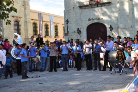 Orchestre sur le parvis de la cathédrale de Oaxaca pour la fête du Seigneur de la Foudre, fin octobre