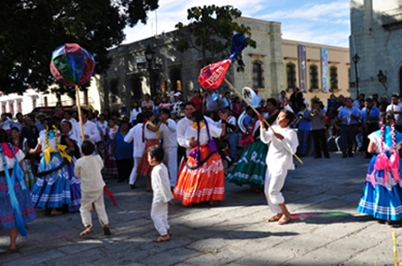 Fête religieuse devant la cathedrale de Oaxaca de Juarez, Mexique.