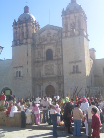 Enfants se préparant à fêter Halloween à Oaxaca, Mexique